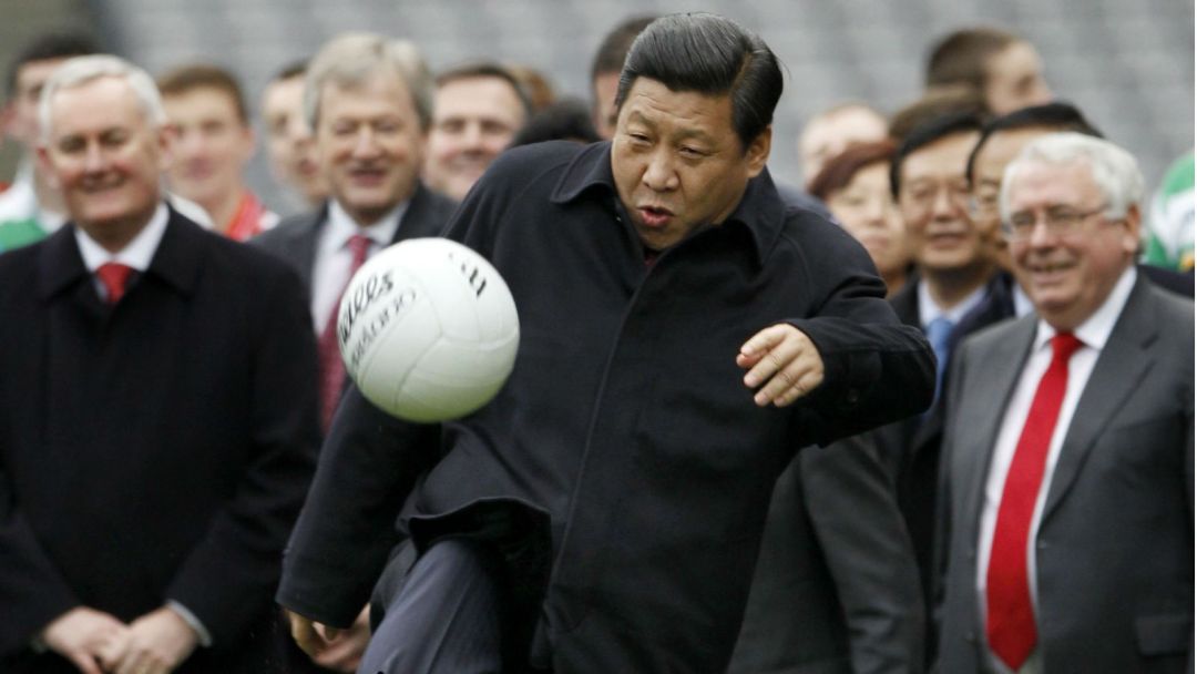 xi-jinping-kicks-a-football-in-his-visit-in-the-uk-in-2012