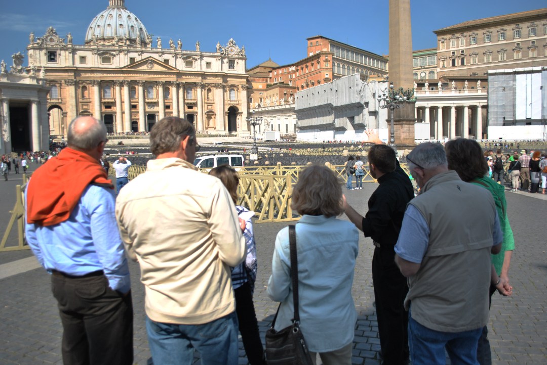 turistas_en_la_plaza_de_san_pedro