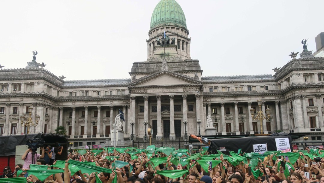 Celebración de una manifestación frente al Congreso argentino para exigir la despenalización del aborto